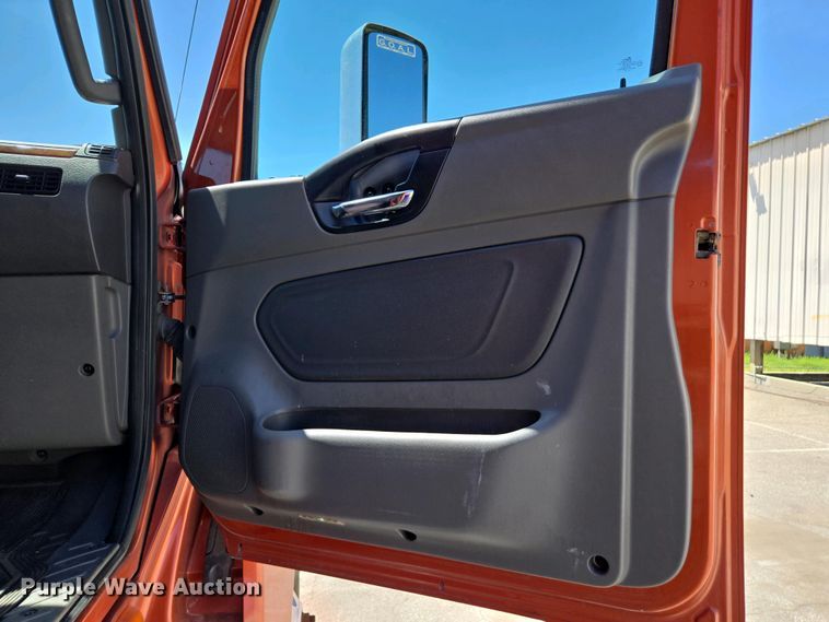 image for item YA0453 2019 International LT625 semi truck