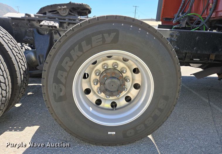 image for item YA0453 2019 International LT625 semi truck