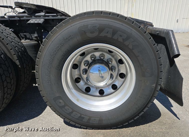 image for item YA0453 2019 International LT625 semi truck