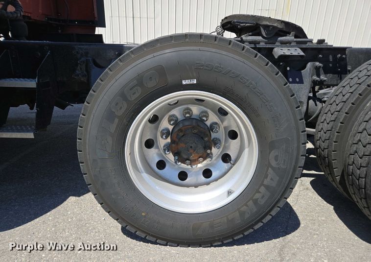 image for item YA0453 2019 International LT625 semi truck