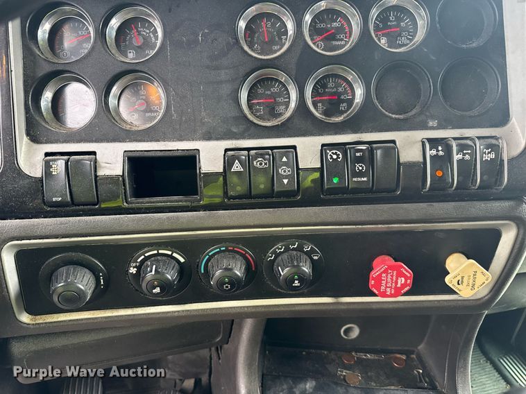 image for item YA0460 2012 Kenworth T660 semi truck