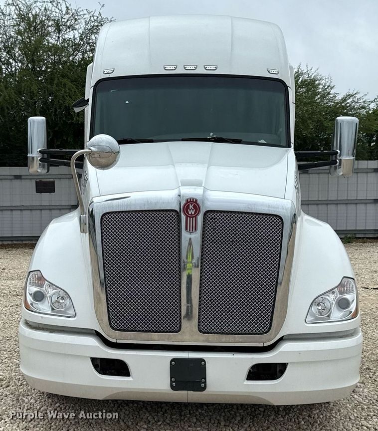 image for item YA0503 2019 Kenworth  T680 semi truck