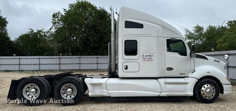 image for item YA0503 2019 Kenworth  T680 semi truck