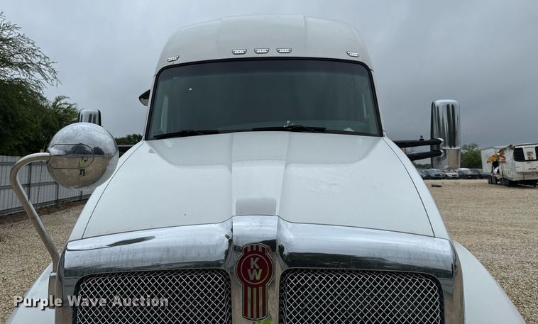 image for item YA0503 2019 Kenworth  T680 semi truck