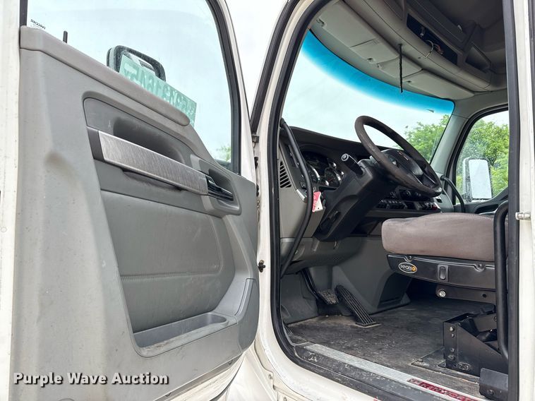 image for item YA0503 2019 Kenworth  T680 semi truck