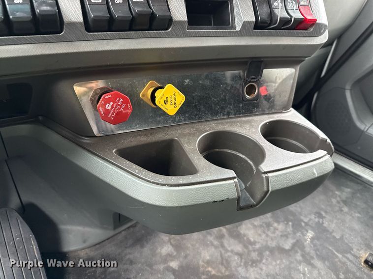 image for item YA0503 2019 Kenworth  T680 semi truck