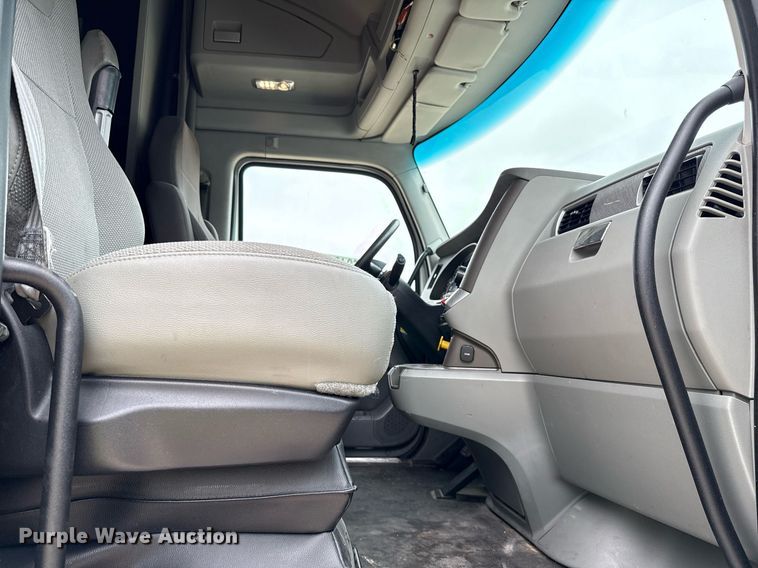 image for item YA0503 2019 Kenworth  T680 semi truck