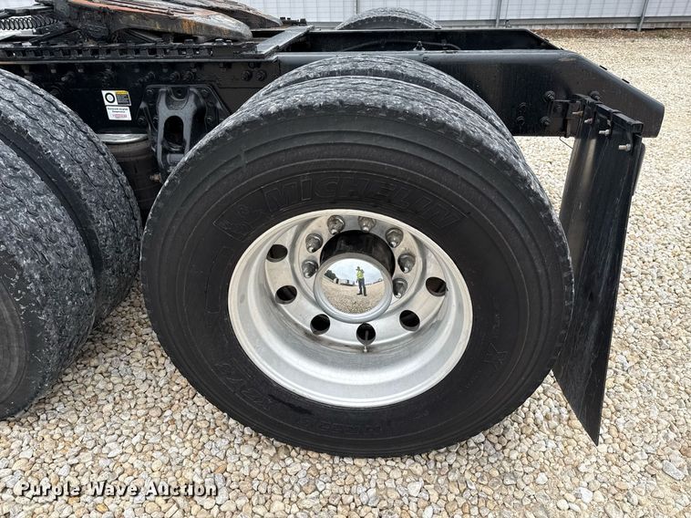 image for item YA0503 2019 Kenworth  T680 semi truck