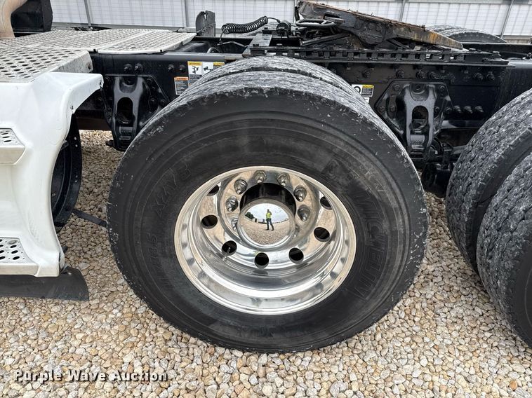 image for item YA0503 2019 Kenworth  T680 semi truck