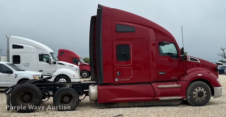 image for item YA0516 2018 Kenworth T680 semi truck