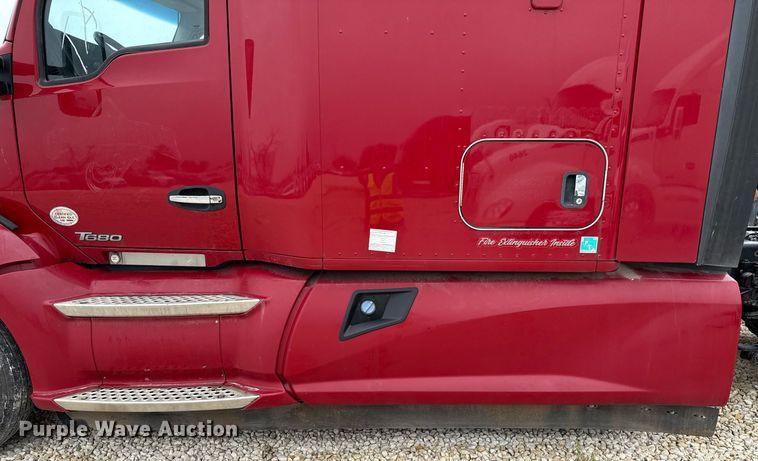 image for item YA0516 2018 Kenworth T680 semi truck