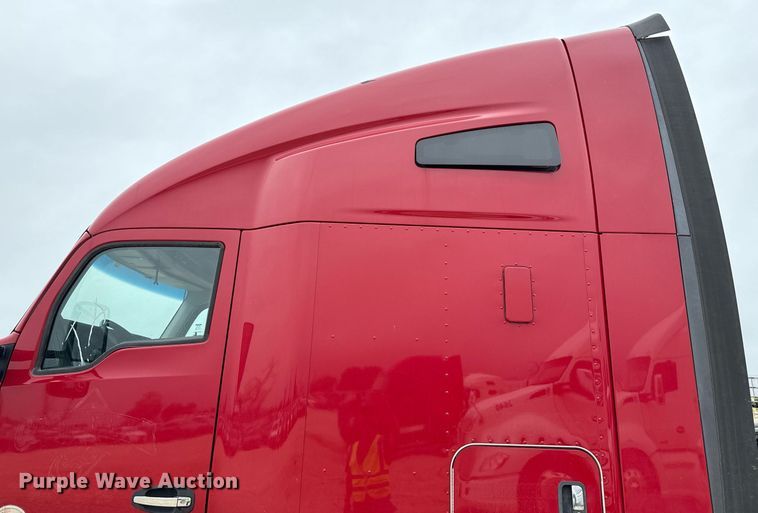 image for item YA0516 2018 Kenworth T680 semi truck