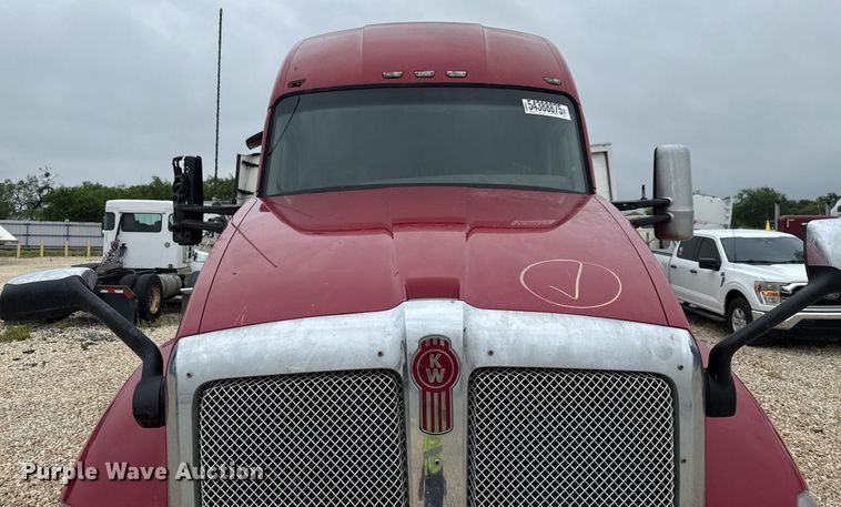 image for item YA0516 2018 Kenworth T680 semi truck