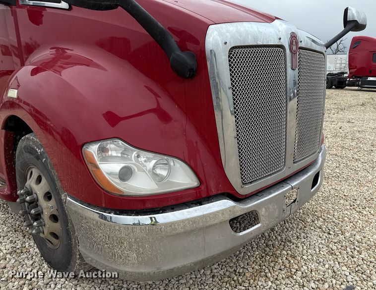 image for item YA0516 2018 Kenworth T680 semi truck
