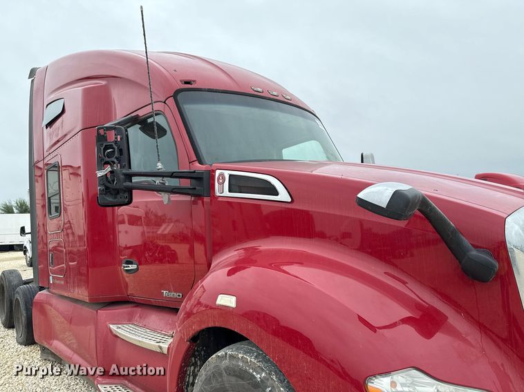 image for item YA0516 2018 Kenworth T680 semi truck