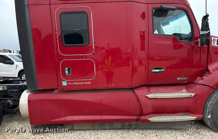 image for item YA0516 2018 Kenworth T680 semi truck