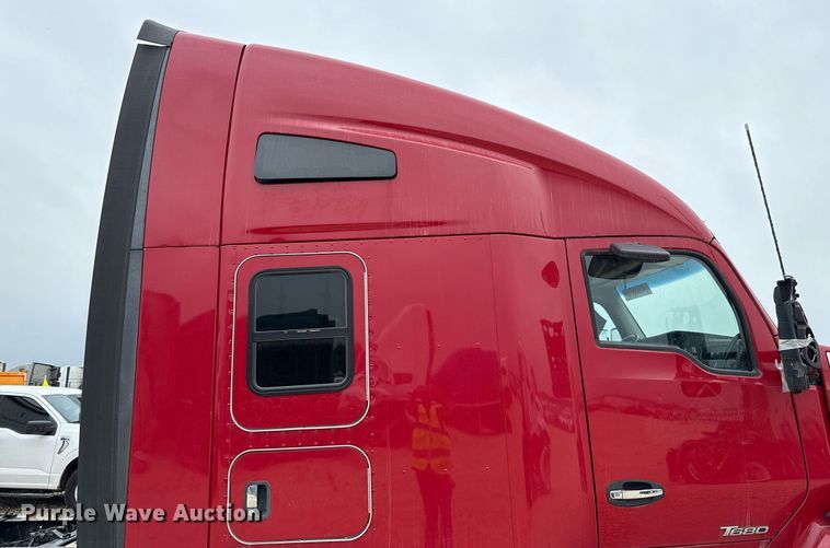image for item YA0516 2018 Kenworth T680 semi truck