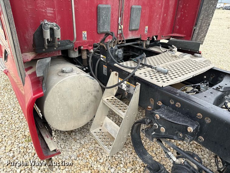 image for item YA0516 2018 Kenworth T680 semi truck