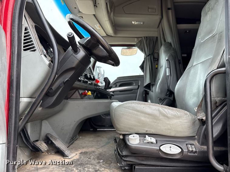 image for item YA0516 2018 Kenworth T680 semi truck