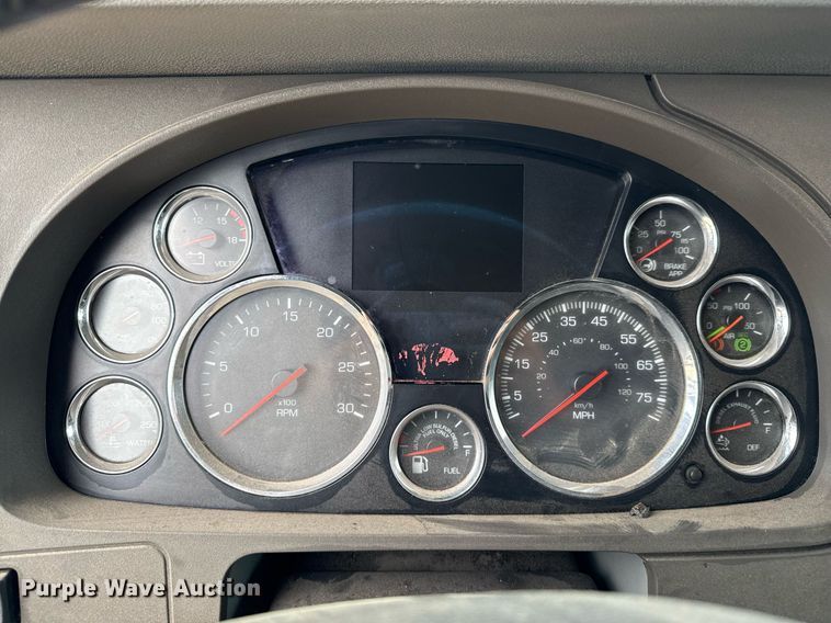 image for item YA0516 2018 Kenworth T680 semi truck