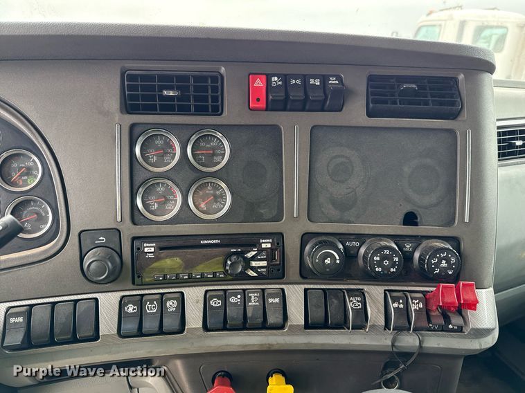 image for item YA0516 2018 Kenworth T680 semi truck