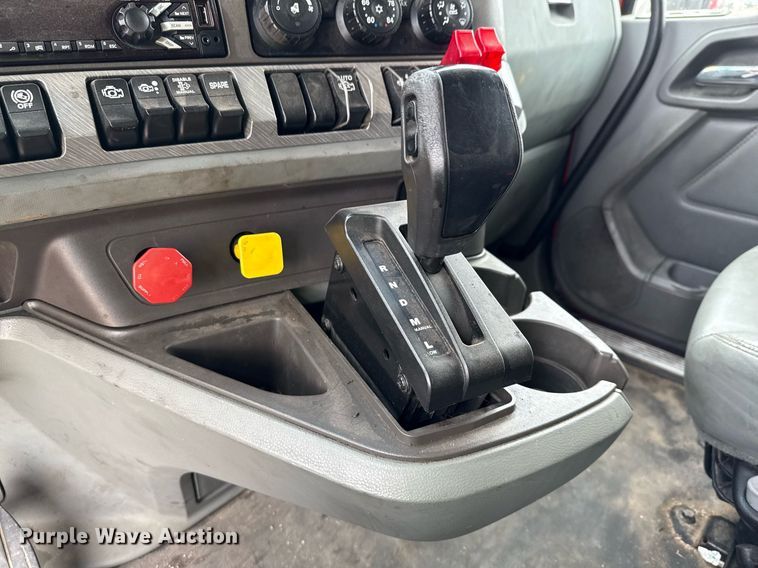 image for item YA0516 2018 Kenworth T680 semi truck