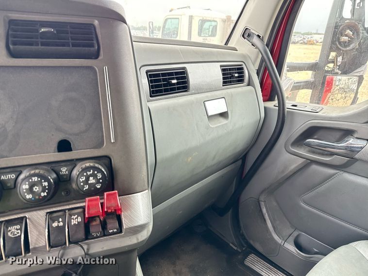 image for item YA0516 2018 Kenworth T680 semi truck