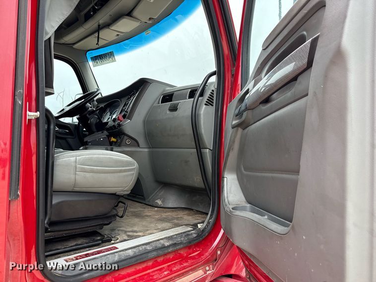 image for item YA0516 2018 Kenworth T680 semi truck