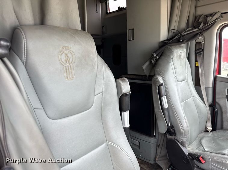 image for item YA0516 2018 Kenworth T680 semi truck