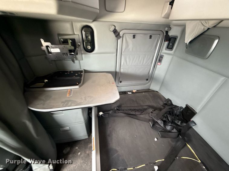 image for item YA0516 2018 Kenworth T680 semi truck