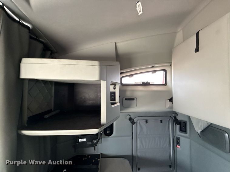 image for item YA0516 2018 Kenworth T680 semi truck