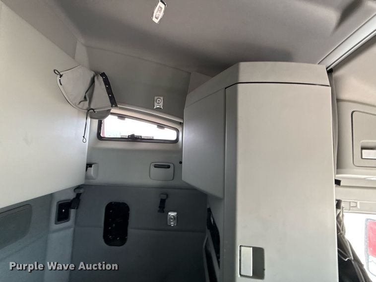 image for item YA0516 2018 Kenworth T680 semi truck