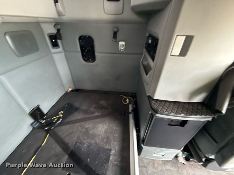 image for item YA0516 2018 Kenworth T680 semi truck