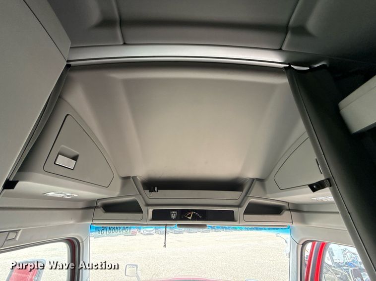 image for item YA0516 2018 Kenworth T680 semi truck