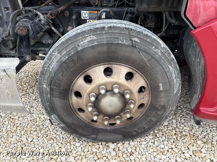 image for item YA0516 2018 Kenworth T680 semi truck