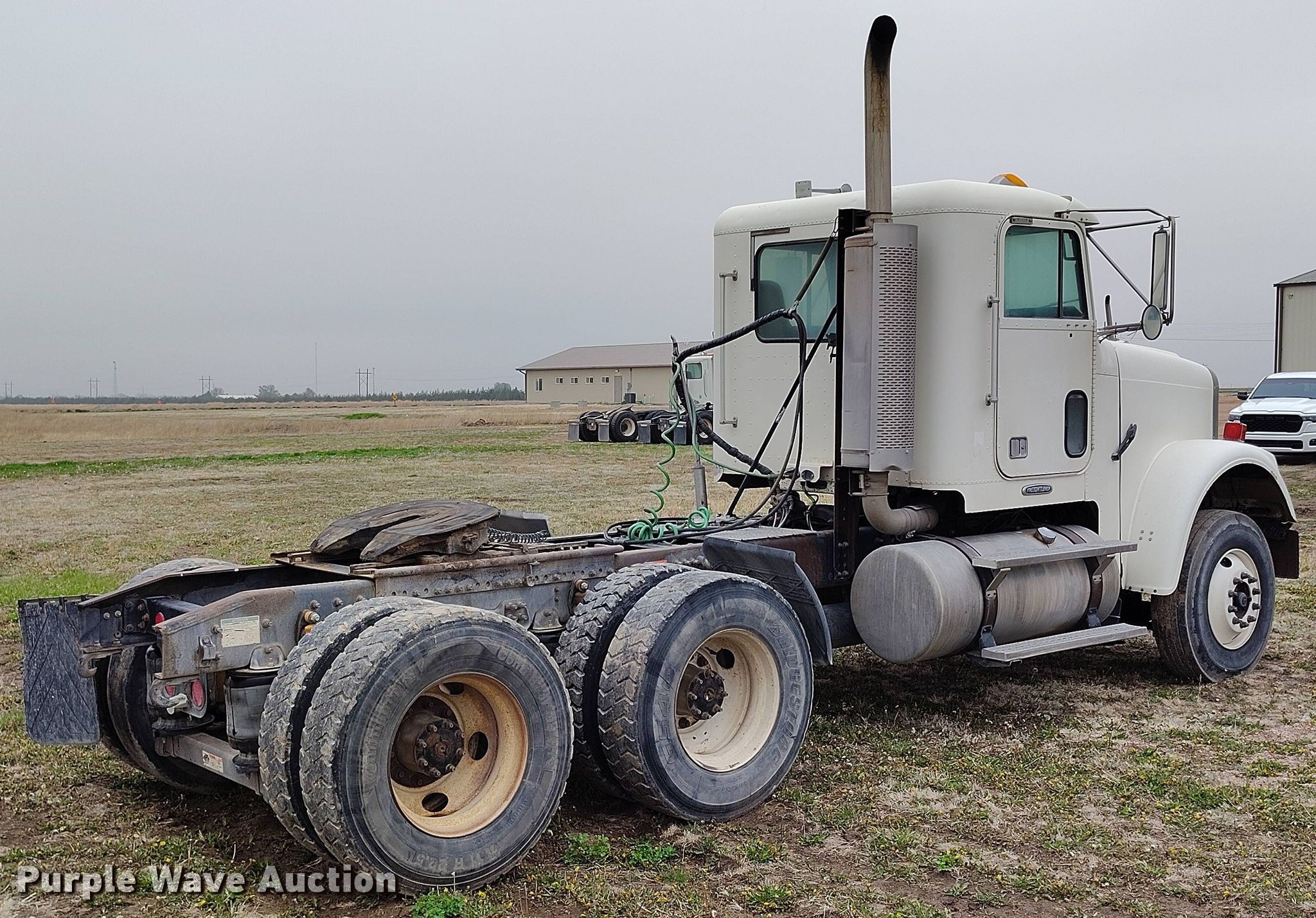 2006 Freightliner FLD120 semi truck in Holyoke, CO | Item EH0286