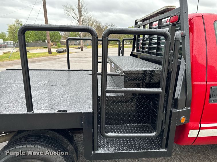 image for item DO0749 2002 Ford F350 Super Duty flatbed pickup truck