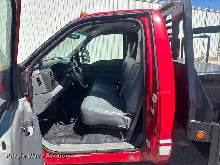 image for item DO0749 2002 Ford F350 Super Duty flatbed pickup truck