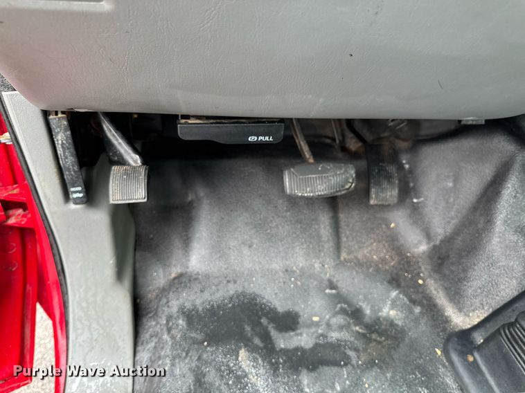 image for item DO0749 2002 Ford F350 Super Duty flatbed pickup truck