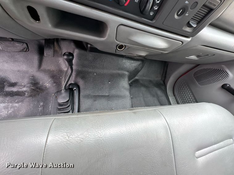 image for item DO0749 2002 Ford F350 Super Duty flatbed pickup truck