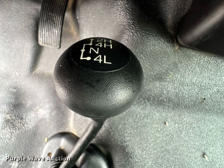 image for item DO0749 2002 Ford F350 Super Duty flatbed pickup truck