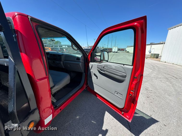 image for item DO0749 2002 Ford F350 Super Duty flatbed pickup truck