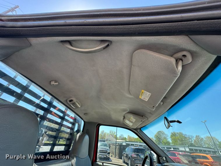 image for item DO0749 2002 Ford F350 Super Duty flatbed pickup truck