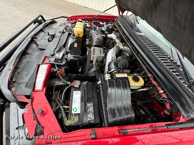 image for item DO0749 2002 Ford F350 Super Duty flatbed pickup truck