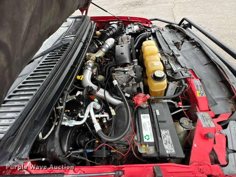 image for item DO0749 2002 Ford F350 Super Duty flatbed pickup truck