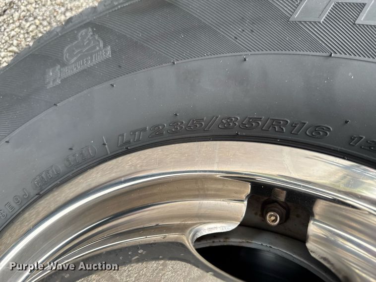 image for item DO0749 2002 Ford F350 Super Duty flatbed pickup truck