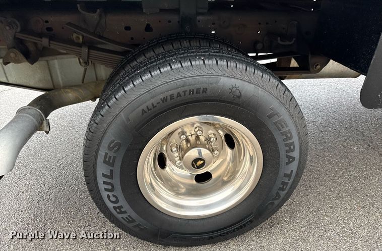 image for item DO0749 2002 Ford F350 Super Duty flatbed pickup truck