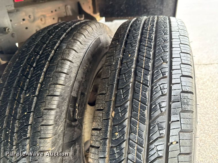 image for item DO0749 2002 Ford F350 Super Duty flatbed pickup truck