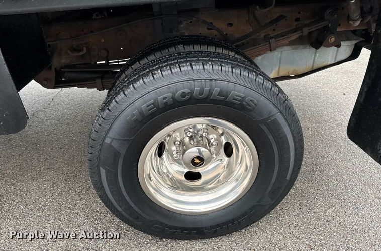 image for item DO0749 2002 Ford F350 Super Duty flatbed pickup truck