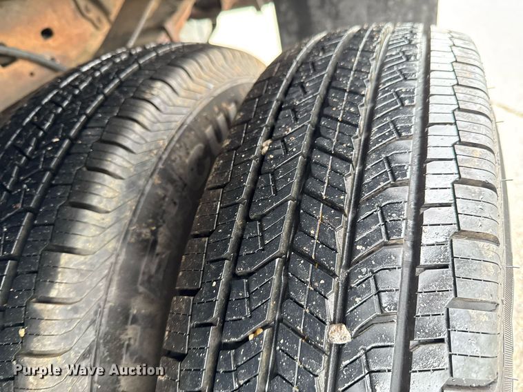 image for item DO0749 2002 Ford F350 Super Duty flatbed pickup truck